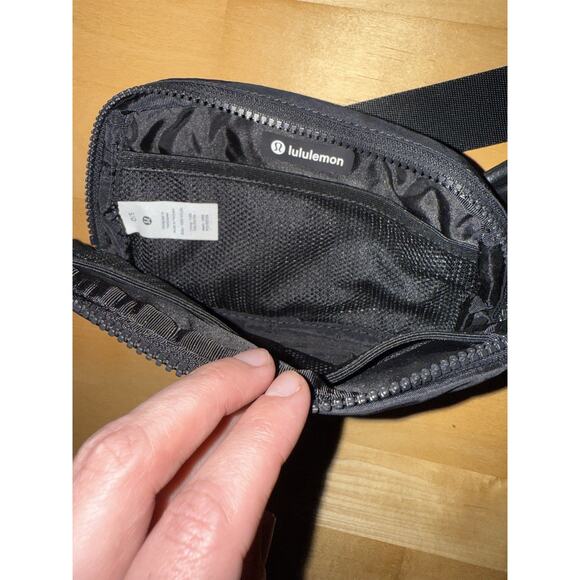 Lululemon Everywhere Belt Bag 1L Black - Picture 4 of 4
